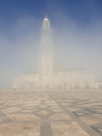 Moskee Hassan II van Casablanca in de mist.